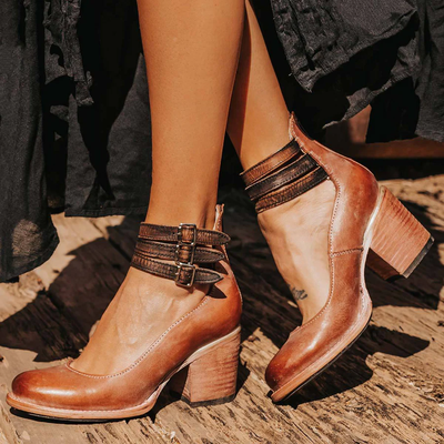 Retro-style heeled shoes with elegant design