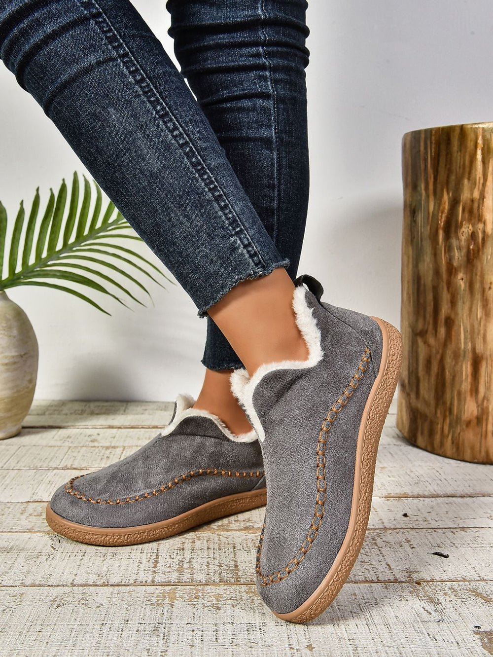 Comfortable and warm slippers for women, ideal for the home