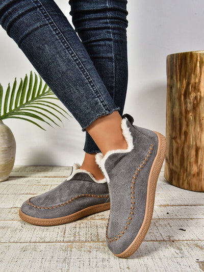 Comfortable and warm slippers for women, ideal for the home