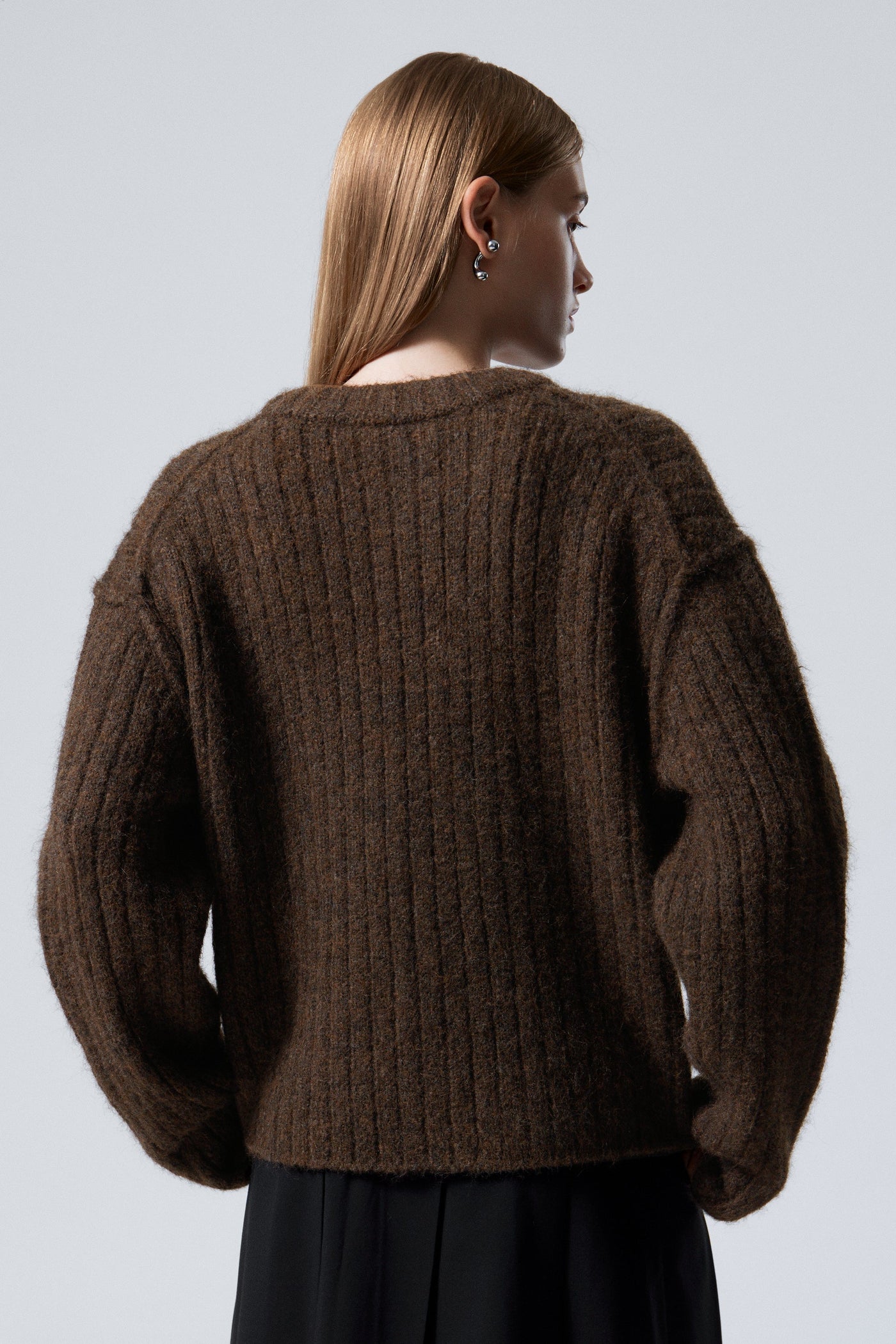 Loose Fit Cardigan – Versatile and Modern Garment