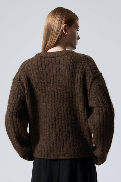 Loose Fit Cardigan – Versatile and Modern Garment