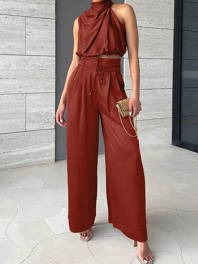 Lena - Elegant sleeveless high-neck suit