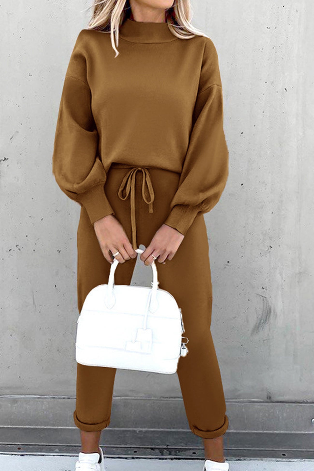 Elegant set with voluminous sleeves and high neck: comfort and elegance
