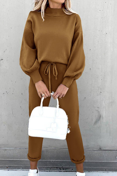 Elegant set with voluminous sleeves and high neck: comfort and elegance