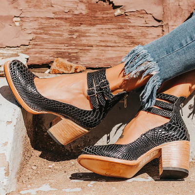 Retro-style heeled shoes with elegant design