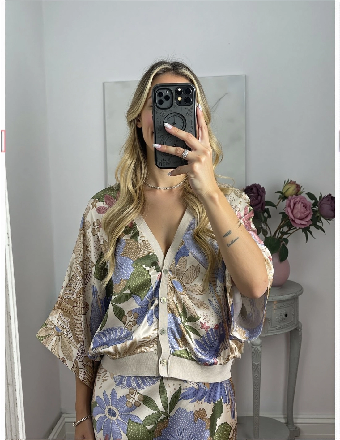 Elegant midi dress with partial buttons and wide sleeves in a floral design