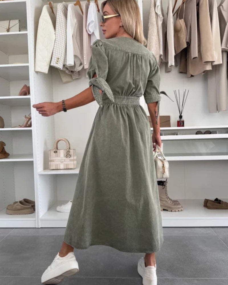 Elegant long dress with a deep neckline and three-quarter sleeves buttoned at the front