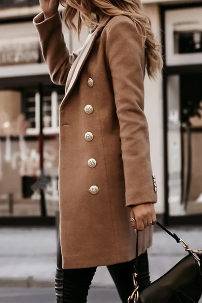 Elegant coat with buttons and a turn-down collar: sophisticated chic
