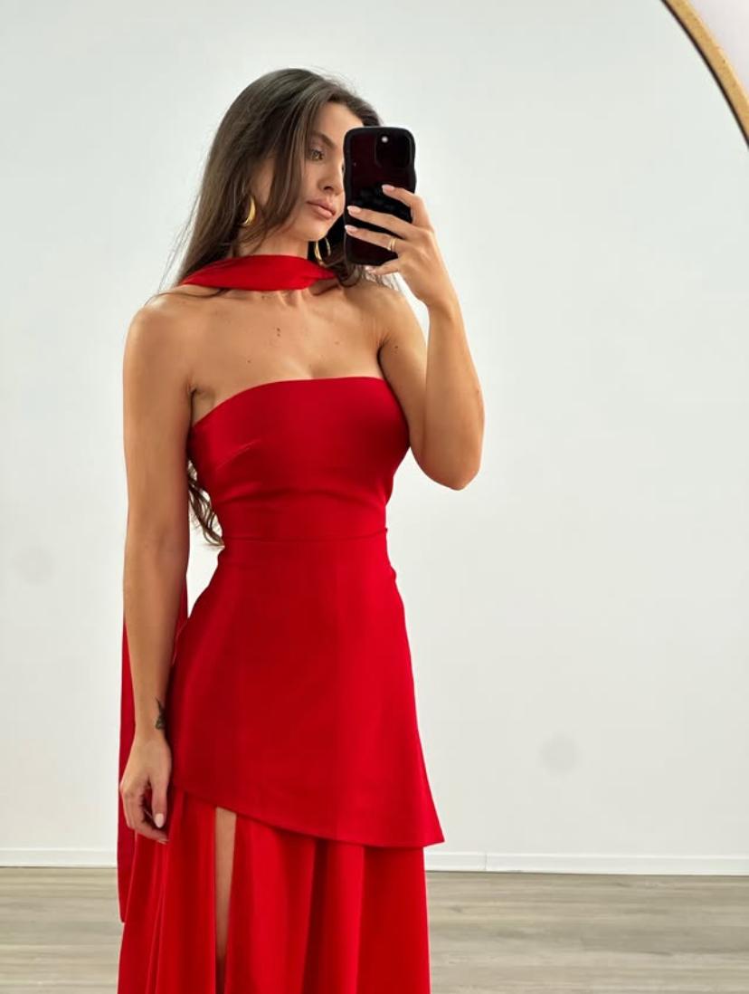 Strapless dress with elegant design and flowing double skirt