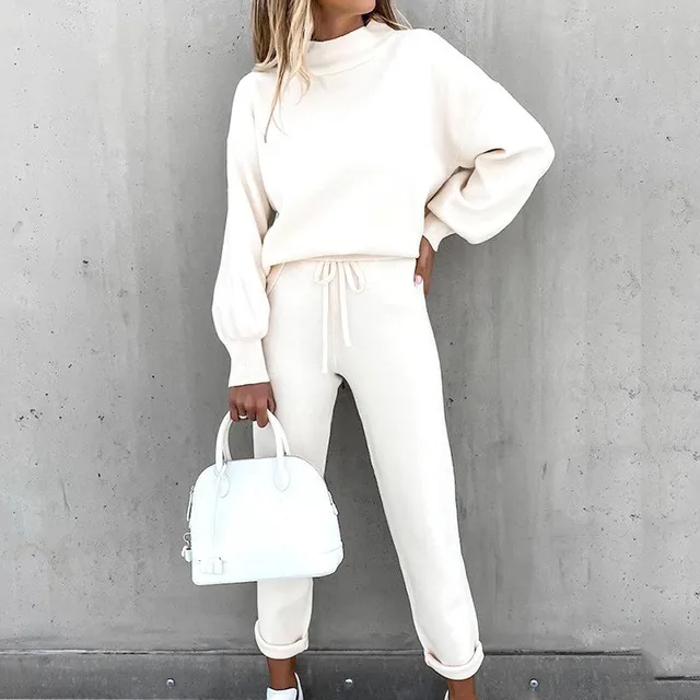 Women's energetic sports set: style and functionality