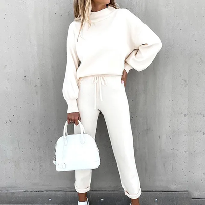 Women's energetic sports set: style and functionality