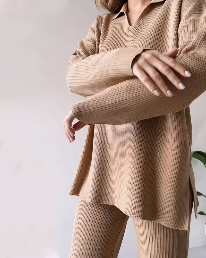 Autumnal V-neck set for a cozy style