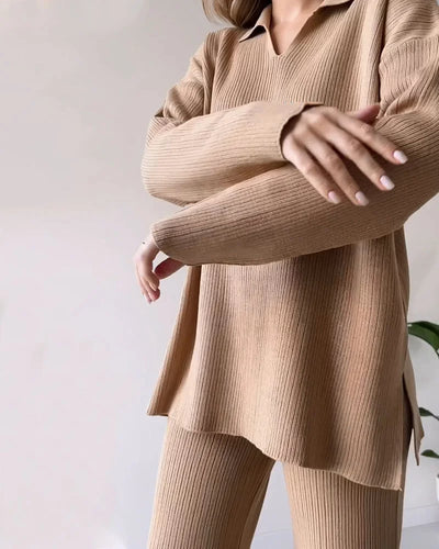 Autumnal V-neck set for a cozy style
