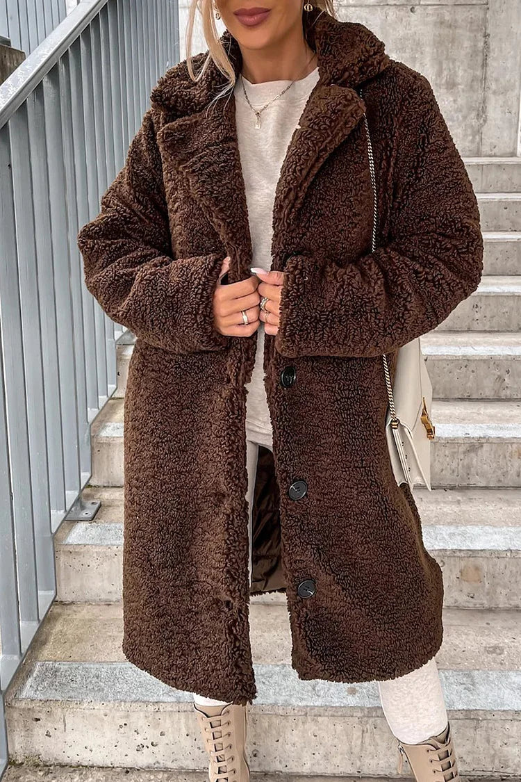 Warm women's coat with a large collar and lapels, long sleeves, ideal for cold days