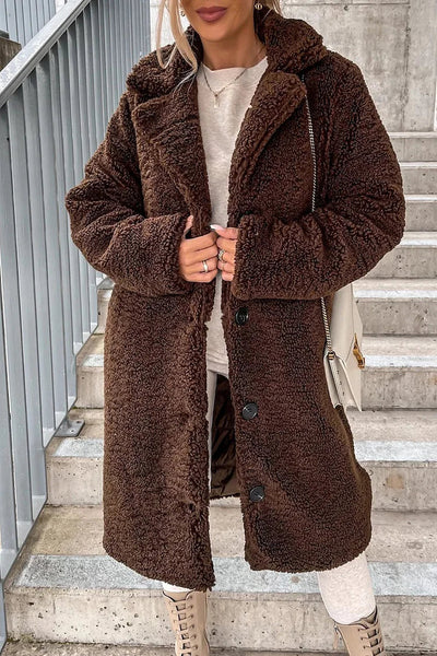 Warm women's coat with a large collar and lapels, long sleeves, ideal for cold days