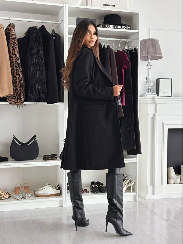 Elegant women's long coat with button closure