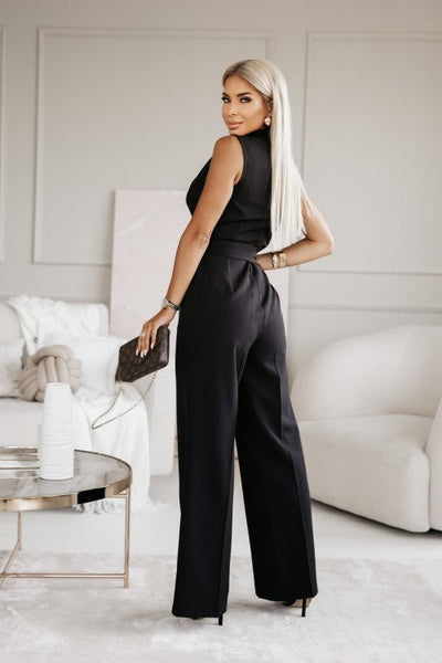 Women's sleeveless jumpsuit with deep neckline and elegant lapels