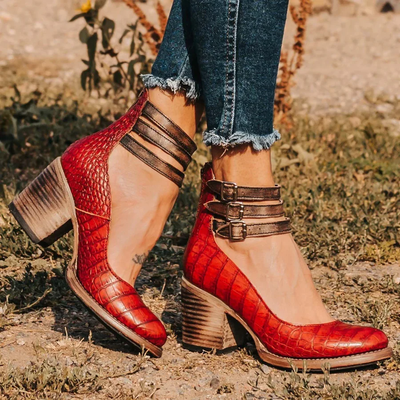 Retro-style heeled shoes with elegant design
