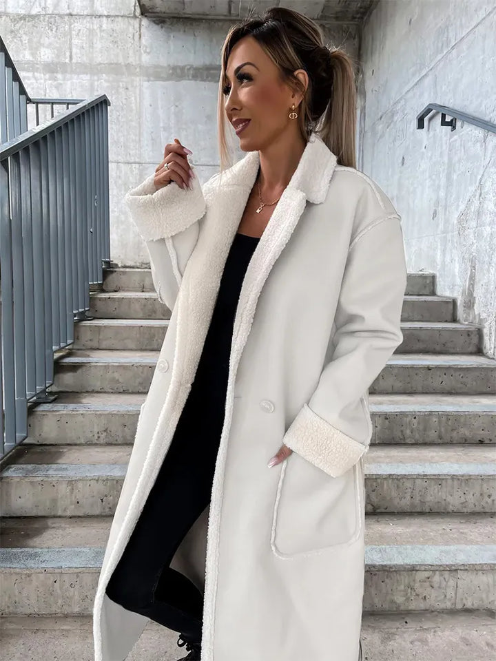 Insulated knee-length coat: ideal for winter days