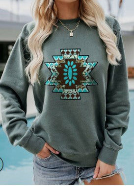 Spectacular and modern sweater with a bright print