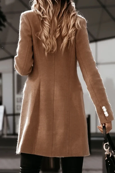 Elegant coat with buttons and a turn-down collar: sophisticated chic