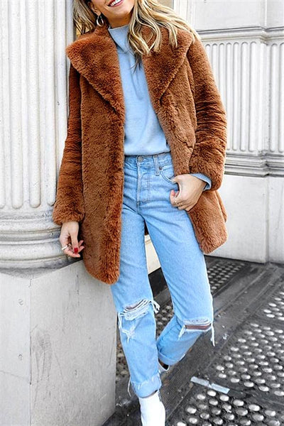 Long, elegant coat with a stylish teddy bear look
