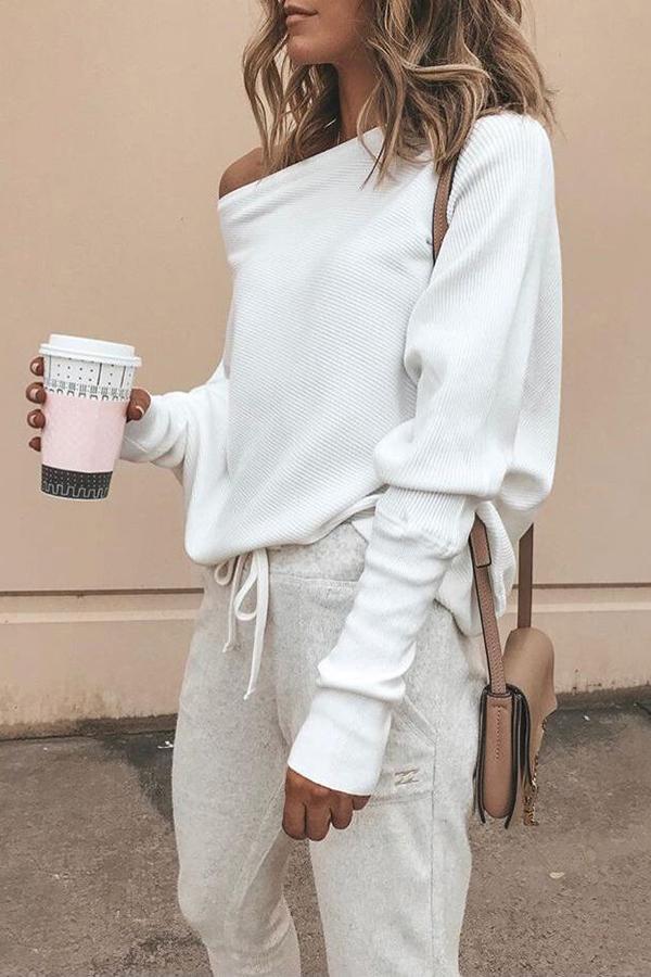 Elegant off-the-shoulder top with ribbed print