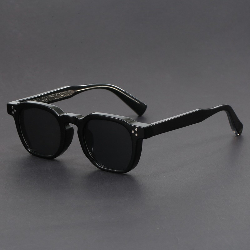 Retro sunglasses with an elegant design, ideal for a modern and timeless style.