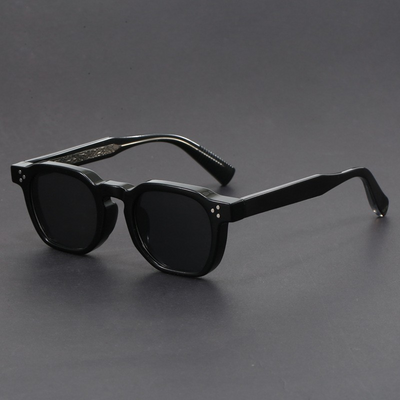 Retro sunglasses with an elegant design, ideal for a modern and timeless style.