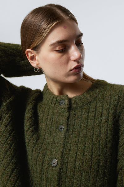 Loose Fit Cardigan – Versatile and Modern Garment