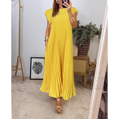 Casual midi dress with pleated design ideal for a modern and relaxed look