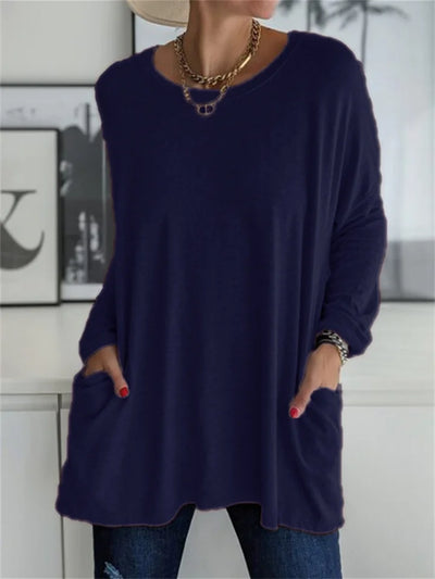 Comfortable women's T-shirt with pockets and a loose fit