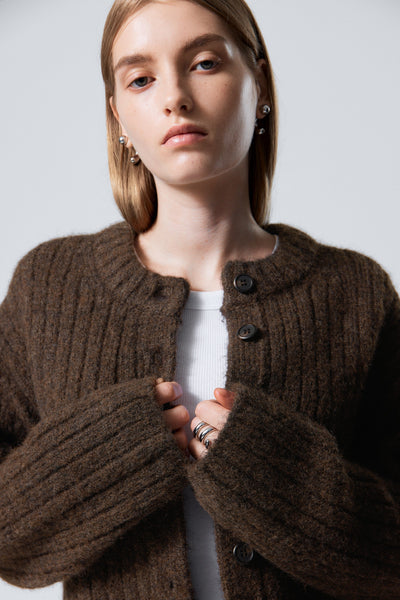 Loose Fit Cardigan – Versatile and Modern Garment