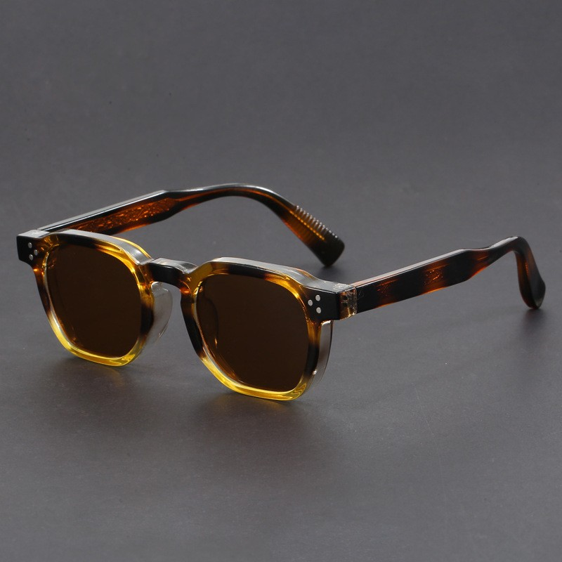 Retro sunglasses with an elegant design, ideal for a modern and timeless style.