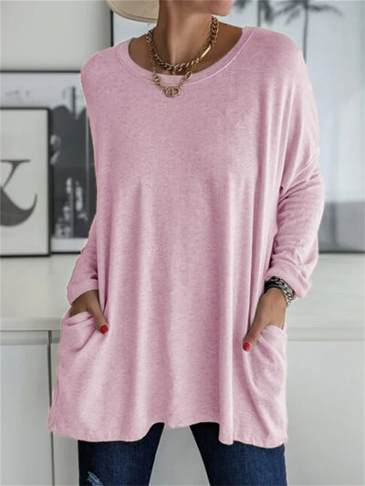Comfortable women's T-shirt with pockets and a loose fit