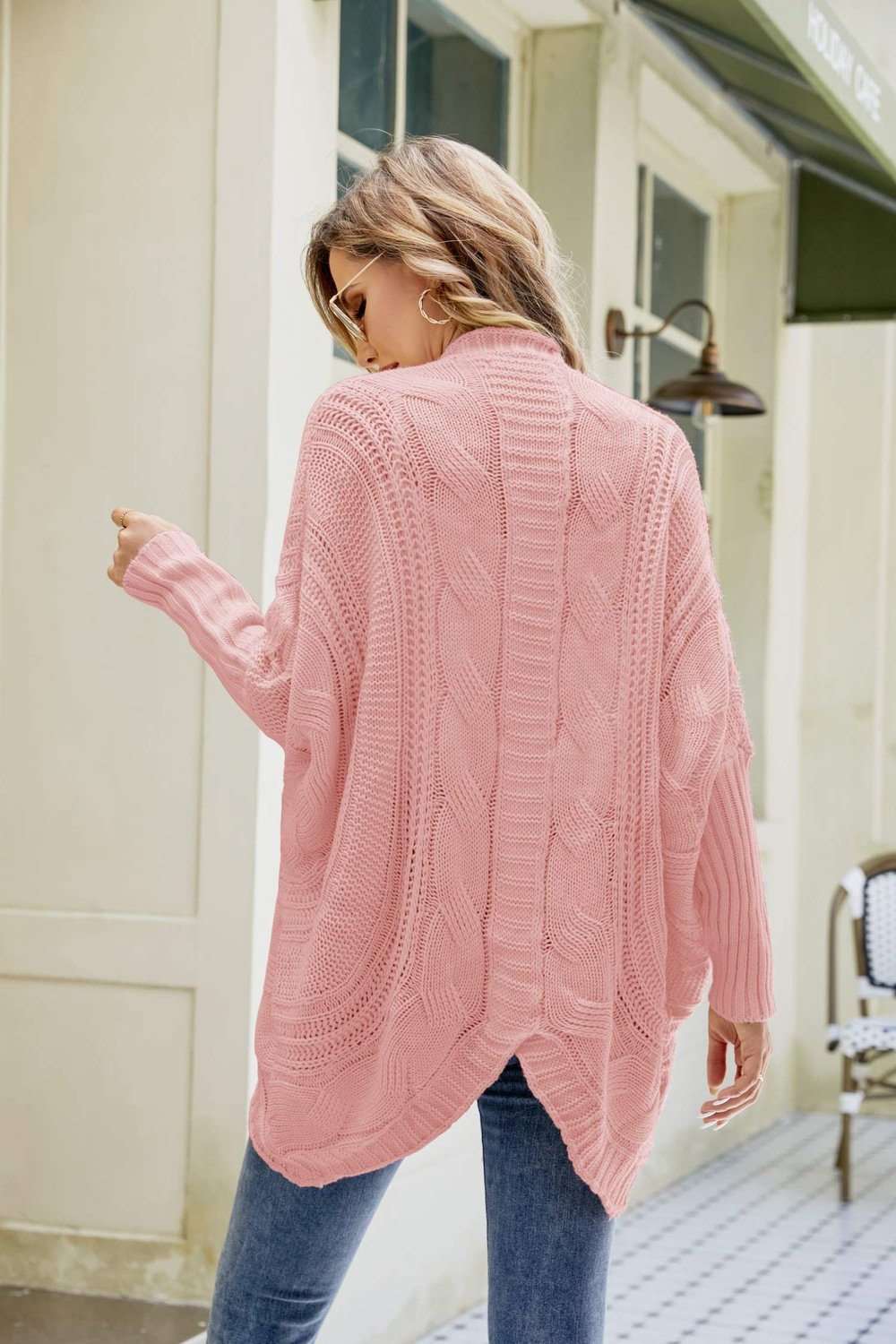 Open cardigan with wide sleeves for a stylish look.