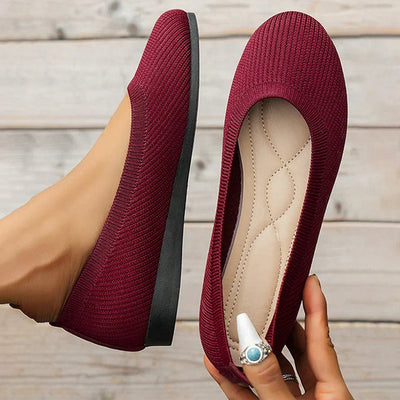 Elegant and comfortable women's flat shoes for everyday use.