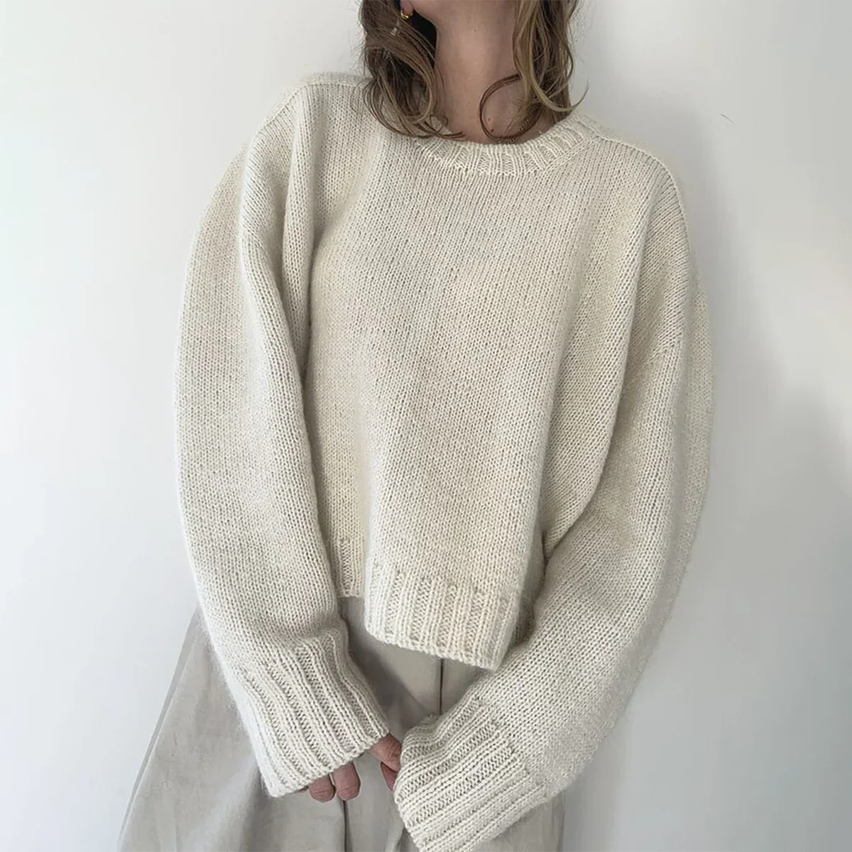 Elegant crew neck sweater with minimalist design