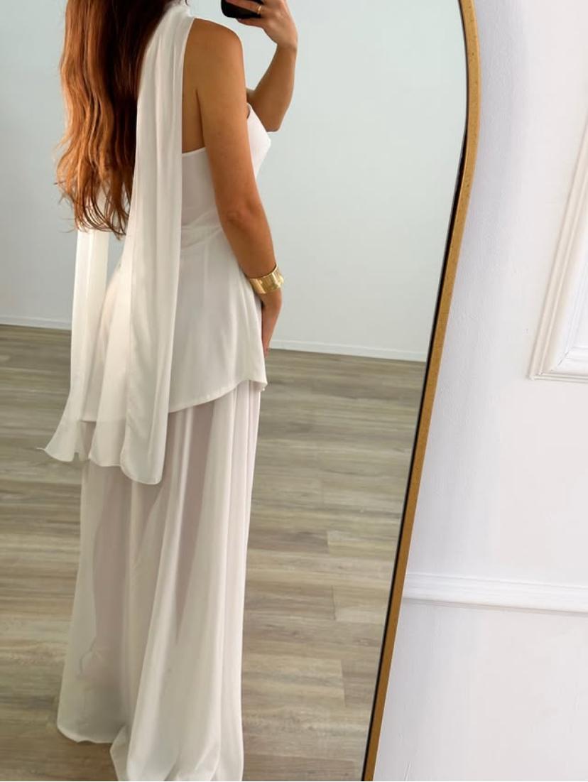 Strapless dress with elegant design and flowing double skirt