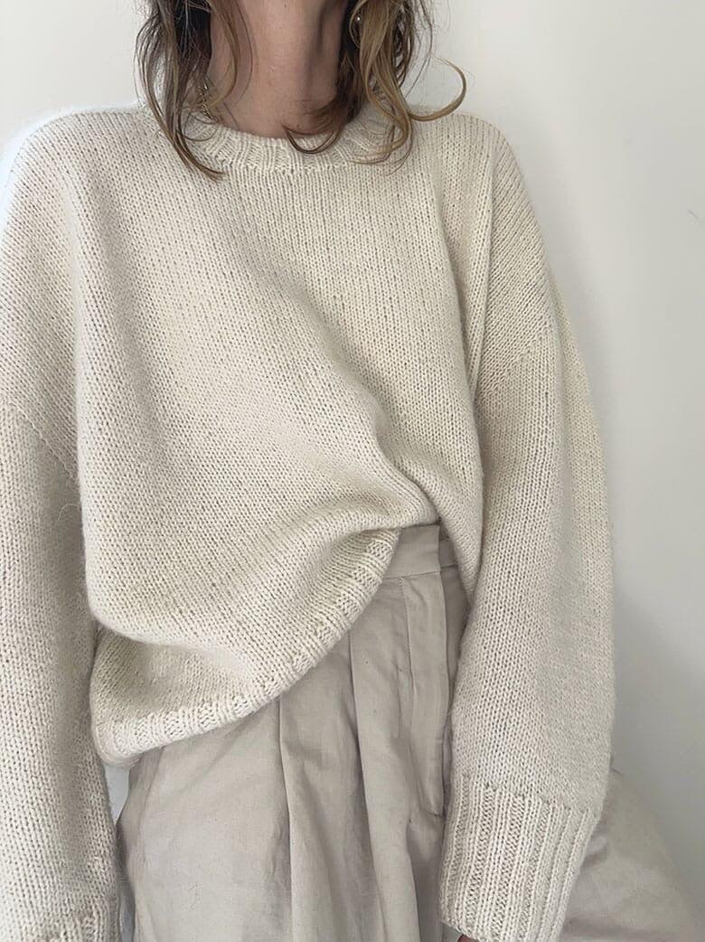 Elegant crew neck sweater with minimalist design