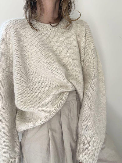 Elegant crew neck sweater with minimalist design