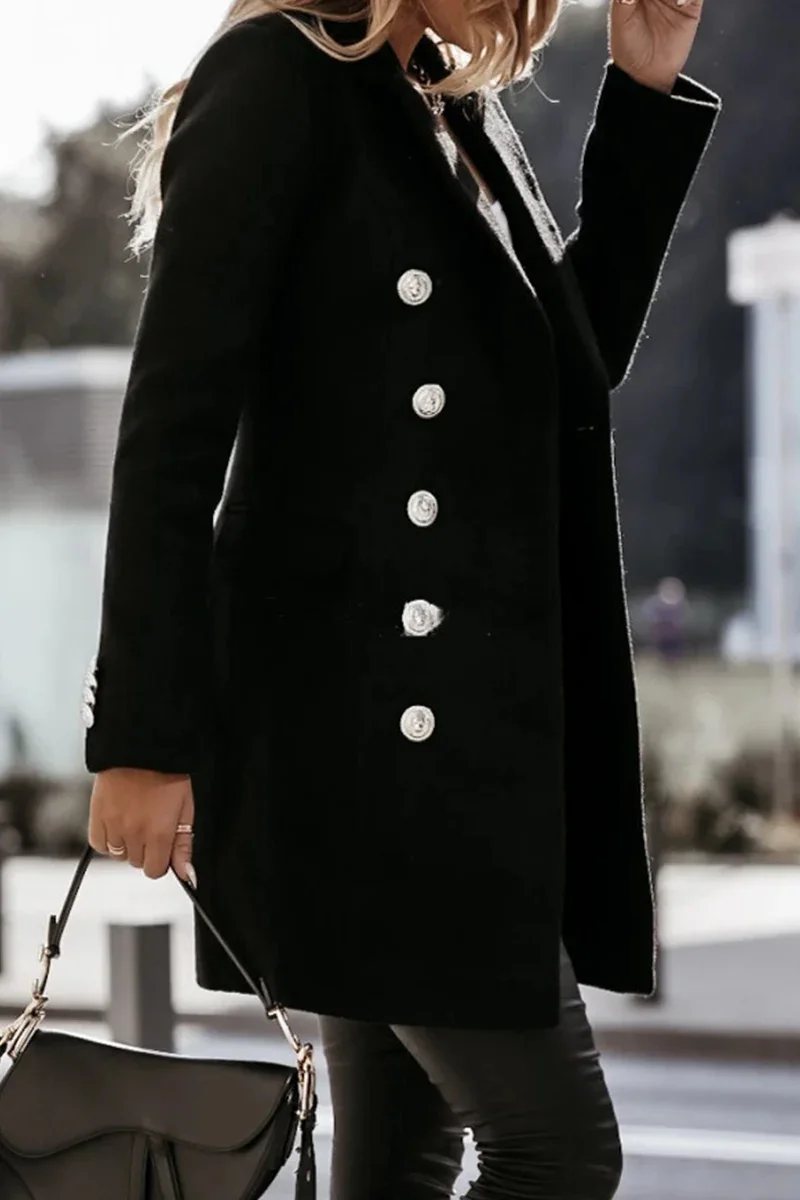 Elegant coat with buttons and a turn-down collar: sophisticated chic