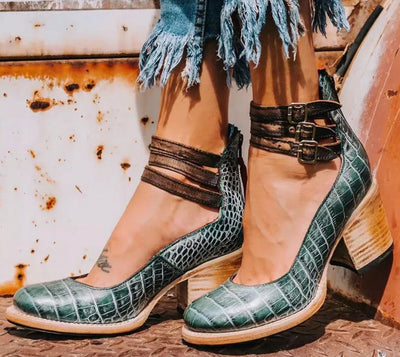 Retro-style heeled shoes with elegant design