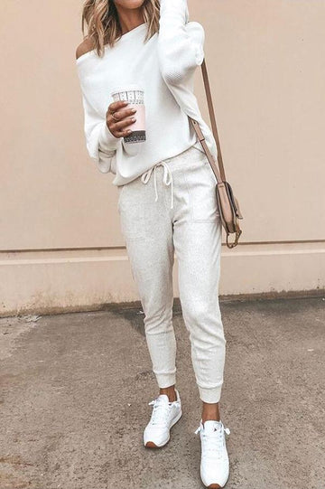 Elegant off-the-shoulder top with ribbed print