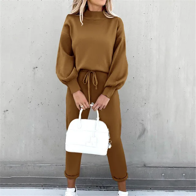 Women's energetic sports set: style and functionality