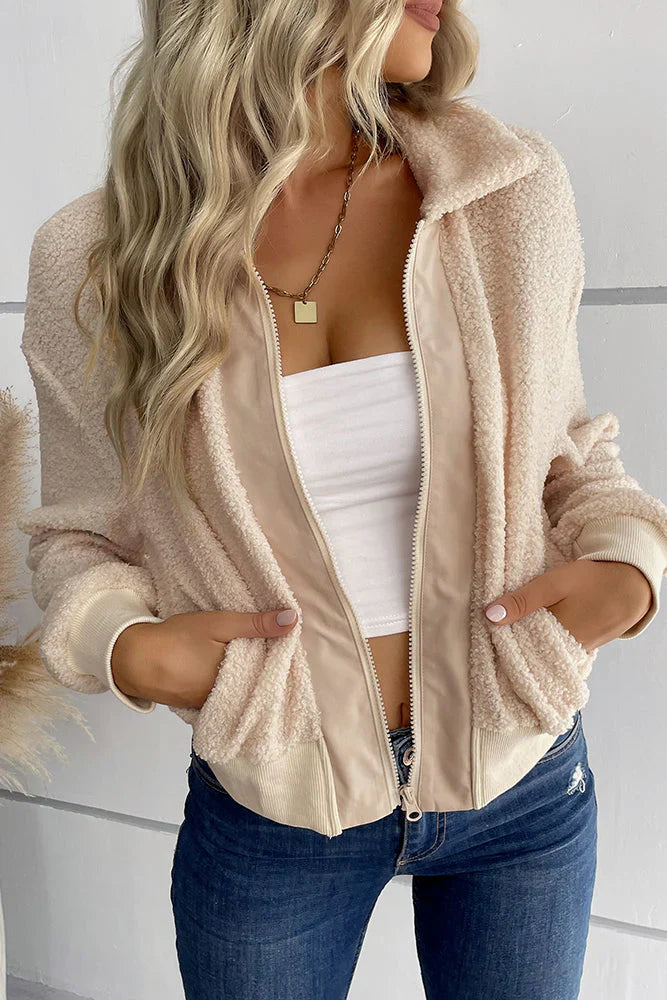 Modern short jacket with collar and zip closure: for a dynamic style