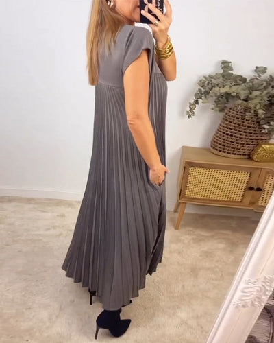 Casual midi dress with pleated design ideal for a modern and relaxed look