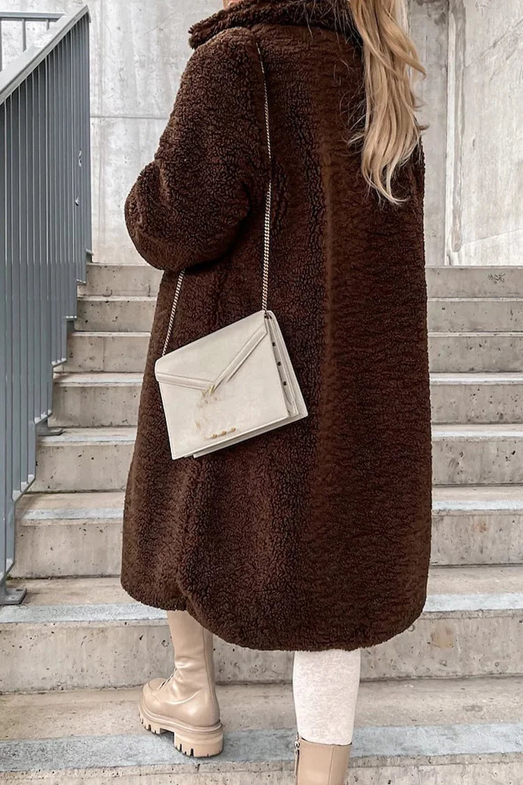 Warm women's coat with a large collar and lapels, long sleeves, ideal for cold days