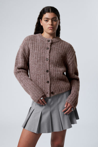 Loose Fit Cardigan – Versatile and Modern Garment