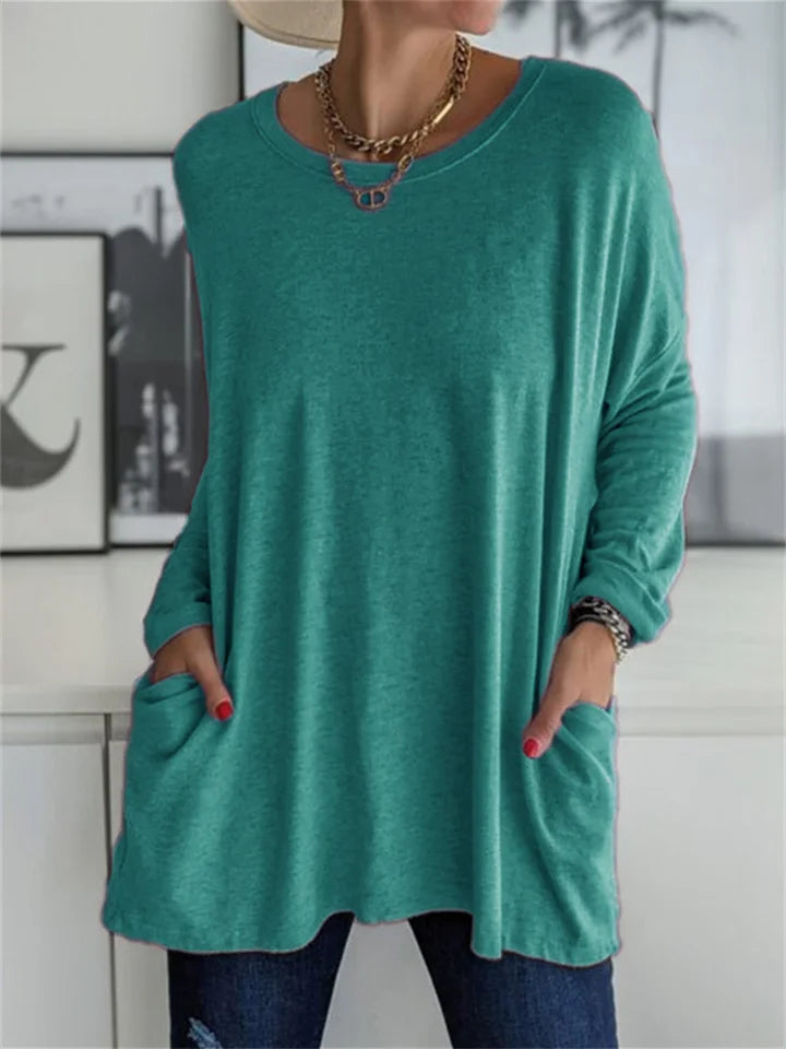 Comfortable women's T-shirt with pockets and a loose fit
